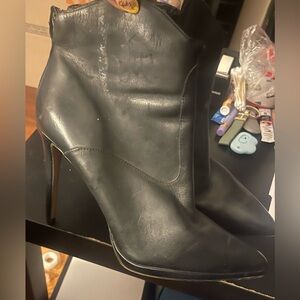 Women’s Aldo zip up high heeled booties black size 11